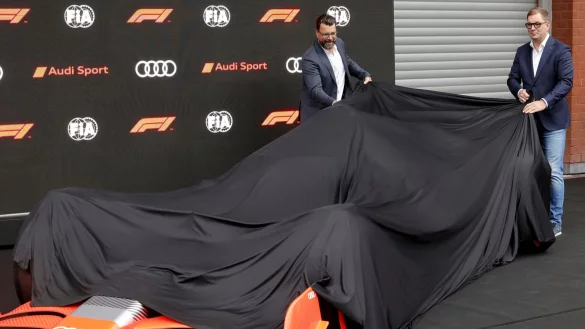 Audi-Chef Markus Duesmann (r) und Audi-Entwicklungsvorstand Oliver Hoffman. - &copy; Olivier Matthys/AP/dpa