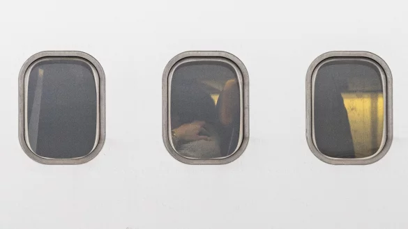 Aus Israel kommende Passagiere warten in einer Lufthansa-Sondermaschine am Flughafen Frankfurt/Main auf den Ausstieg. - © Hannes P. Albert/dpa