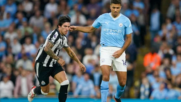 Sandro Tonali (l) war im Sommer aus Mailand in die Premier League zu Newcastle United gewechselt. - © Dave Thompson/AP/dpa