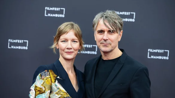 Die Schauspielerin Sandra H&uuml;ller (l) und Schauspieler Jens Harzer vor der Verleihung des Douglas-Sirk-Preises des Filmfestes Hamburg. - &copy; Jonas Walzberg/dpa