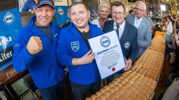 Das Bismarkheringsbr&ouml;tchen war mit exakt 6,68 Metern mehr als zwei Meter l&auml;nger als das bisherige Rekordbr&ouml;tchen. - &copy; Stefan Sauer/dpa