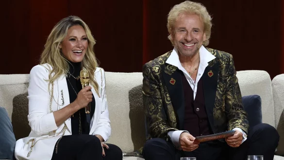 Helene Fischer unterh&auml;lt sich mit Thomas Gottschalk auf der Couch von &laquo;Wetten, dass..?&raquo; (2021). - &copy; Daniel Karmann/dpa