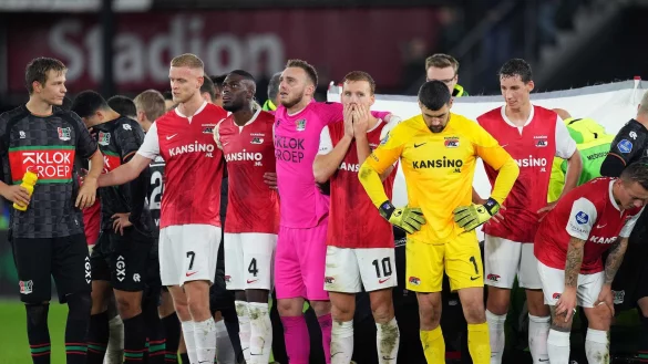 Die Spieler beider Mannschaften stellen sich w&auml;hrend seiner Behandlungspause sch&uuml;tzend vor Bas Dost. - &copy; Ed Van De Pol/ANP/dpa