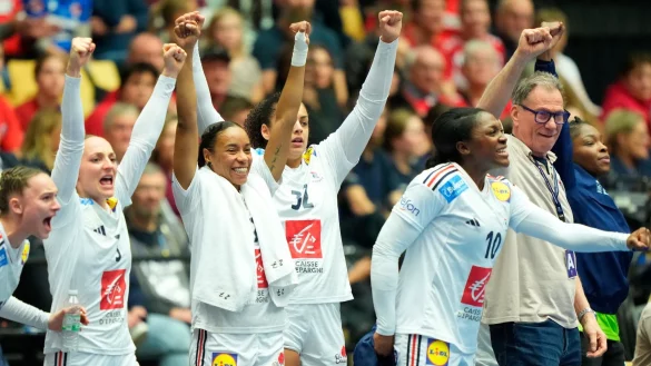 Die Spielerinnen von Frankreich und ihr Trainer Olivier Krumbholz haben die Handball-WM gewonnen. - &copy; Claus Fisker/Ritzau Scanpix Foto/dpa