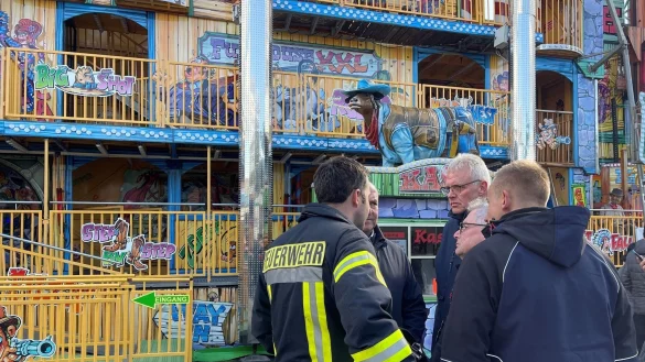 Feuerwehrleute und Polizisten stehen vor dem Funhouse auf dem Pollhansmarkt in Schlo&szlig; Holte-Stukenbrock. - &copy; Christian M&uuml;ller/Westfalennews/dpa