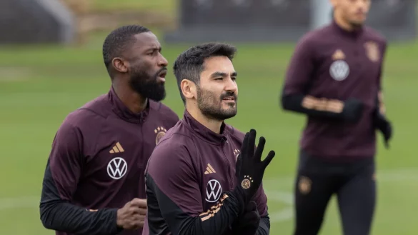 DFB-Kapit&auml;n Ilkay G&uuml;ndogan (vorne) steht vor einem f&uuml;r ihn sehr emotionalen L&auml;nderspiel. - &copy; J&uuml;rgen Kessler/dpa