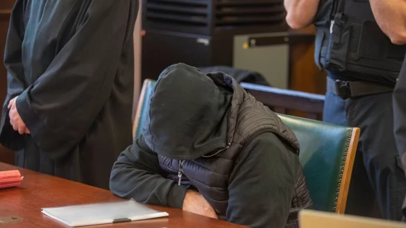 Der 62 Jahre alte Angeklagte sitzt vor seinen Verteidigern im Gerichtssaal. - &copy; Helmut Fricke/dpa