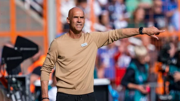 Bochums Trainer Thomas Letsch gibt Anweisungen. - &copy; David Inderlied/dpa