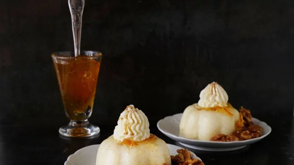 Mit einer Sahnehaube wird der Pudding mit Orangensauce zum T&uuml;rmchen. - &copy; Manfred Zimmer/herrgruenkocht.de/dpa-tmn