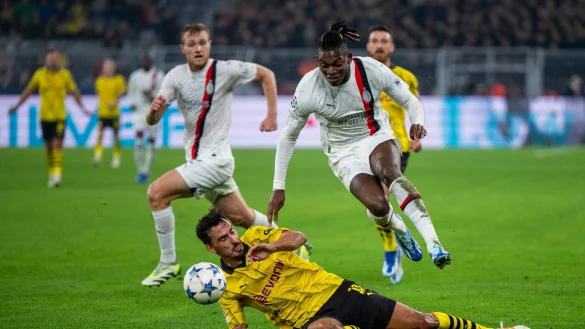 BVB-Profi Mats Hummels (l.) und Milans Rafael Le&atilde;o teilten sich in Dortmund die Punkte.. - &copy; David Inderlied/dpa