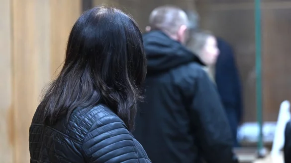 Die beiden Angeklagten vor der Urteilsverk&uuml;ndung im Gerichtssaal im Landgericht Hannover. - &copy; Philip Dulian/dpa