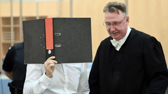 Der Angeklagte wartet mit seinem Anwalt im Gerichtssaal des Oberlandesgerichtes. - &copy; Federico Gambarini/dpa