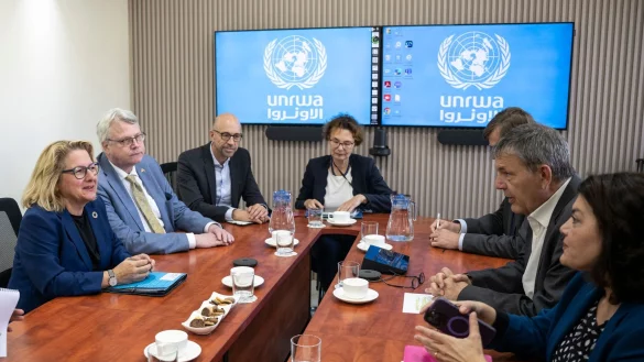 Bundesentwicklungsministerin Svenja Schulze (l) im Gespr&auml;ch mit UNWRA-Generalkommissar Philippe Lazzarini. - &copy; Hannes P. Albert/dpa