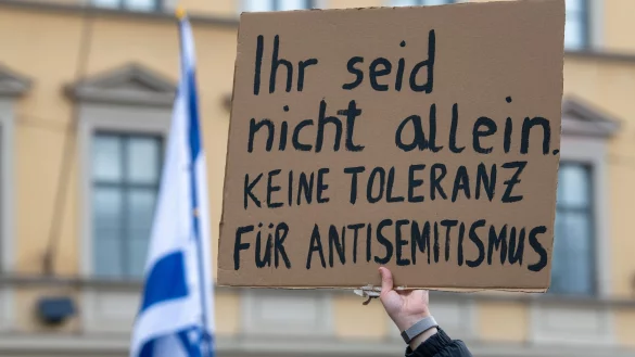 Kundgebung f&uuml;r Israel in M&uuml;nchen : &laquo;Ihr seid nicht allein. Keine Toleranz f&uuml;r Antisemitismus&raquo;. - &copy; Stefan Puchner/dpa