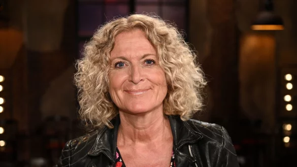 Die Autorin Susanne Fr&ouml;hlich steht nach der Aufzeichnung der WDR Talkshow &laquo;K&ouml;lner Treff&raquo; im Studio (2019). - &copy; Henning Kaiser/dpa