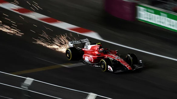 Ferrari-Pilot Carlos Sainz war über die defekte Abdeckung eines Wasserschachts gerast. - © John Locher/AP