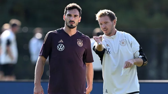 Bundestrainer Julian Nagelsmann (r) spricht mit Mats Hummels. - © Federico Gambarini/dpa