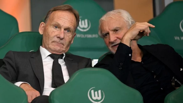 DFB-Vize Hans-Joachim Watzke (l) und DFB-Sportdirektor Rudi V&ouml;ller auf der Trib&uuml;ne. Watzke &auml;u&szlig;erte sich zur USA-Reise und zur EM. - &copy; Julian Stratenschulte/dpa