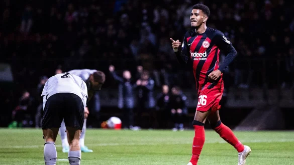 Frankfurts Ansgar Knauff jubelt &uuml;ber sein Tor zum 2:0. - &copy; Rolf Vennenbernd/dpa