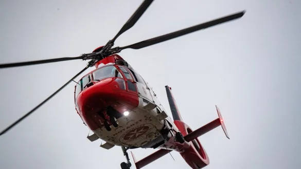 Ein Rettungshubschrauber setzt zur Landung auf dem Flugplatz einer Klinik an. - &copy; Stefan Sauer/dpa/Symbolbild
