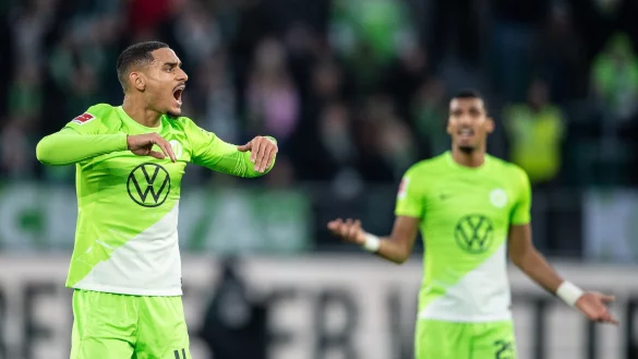 Nach der Niederlage gegen den SC Freiburg rutscht der VfL Wolfsburg um Maxence Lacroix (l) weiter in die Krise. - &copy; Swen Pf&ouml;rtner/dpa