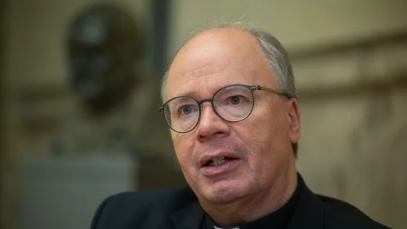 Der Trierer Bischof Stephan Ackermann spricht bei einem Interview. - &copy; Harald Tittel/dpa