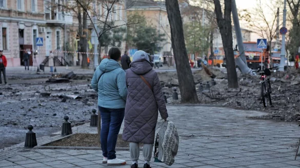 Nach einem n&auml;chtlichen russischen Raketenangriff auf Odessa betrachten zwei Frauen die Sch&auml;den, die verursacht wurden. - &copy; ---/Ukrinform/dpa
