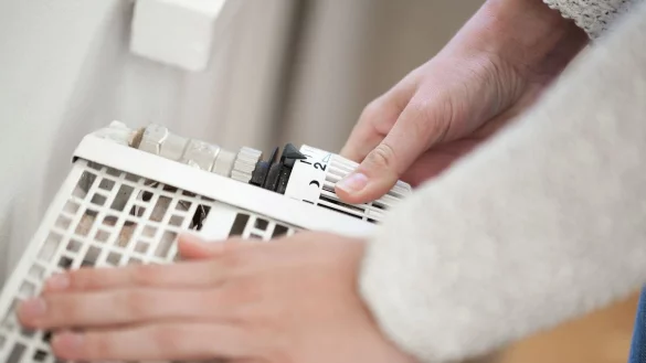 Frist läuft aus: Privathaushalte, die von starken Preissteigerungen beim Heizen betroffen sind, können Härtefallhilfen beantragen. - © Christin Klose/dpa-tmn