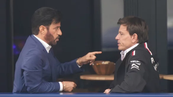 Ernste Blicke: Fia-Boss Mohammed ben Sulayem (l) Mercedes-Motorsportchef bei Toto Wolff. - &copy; Tim Goode/PA Wire/dpa