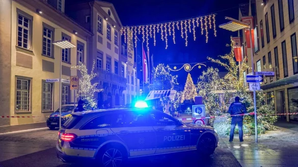 Polizeibeamte sichern den Weihnachtsmarkt ab. - &copy; Kohls/SDMG/dpa