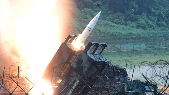 Eine Einheit der 8. US Armee feuert eine Artillerie-Kurzstreckenrakete vom Typ ATACMS ab. - &copy; South Korea\\\'s Joint Chiefs of Staff/YNA/dpa