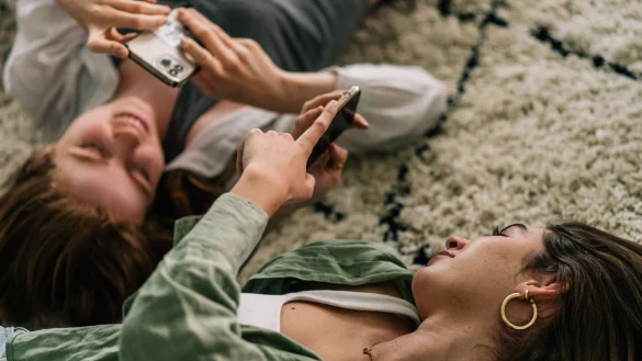 Das Smartphone immer zur Hand? Das ist zu viel. Experten raten aber zu einem bewussten Umgang statt einem kompletten Verzicht. - © Zacharie Scheurer/dpa-tmn