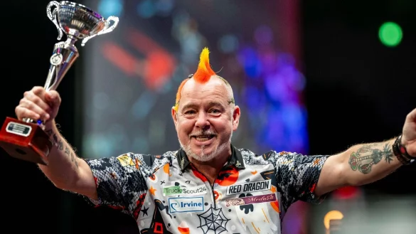 Peter Wright jubelt nach seinem Sieg mit dem Pokal. - &copy; David Inderlied/dpa