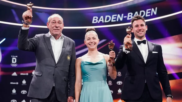 Die Preistr&auml;ger des letzten Jahres: Pr&auml;sident der Eintracht Peter Fischer (l-r), die Sprinterin Gina L&uuml;ckenkemper und der Zehnk&auml;mpfer Niklas Kaul. - &copy; Uwe Anspach/dpa
