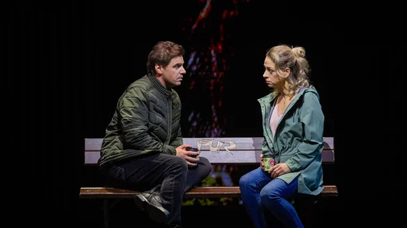 Carolin Soyka (Petra) und Hannes Staffler (Robert) sitzen bei einer Pressevorf&uuml;hrung des PUR-Musicals "Abenteuerland" im Capitol Theater. - &copy; Rolf Vennenbernd/dpa