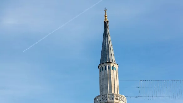 Das Minarett einer Moschee wird von der Sonne angestrahlt. - &copy; Fernando Gutierrez-Juarez/dpa-Zentralbild/dpa/Symbolbild