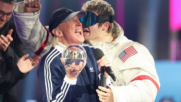 Ski Aggu (r) und Otto Waalkes freuen sich über ihren Preis bei der Preisverleihung «1Live-Krone» im Lokschuppen Bielefeld. - © Friso Gentsch/dpa