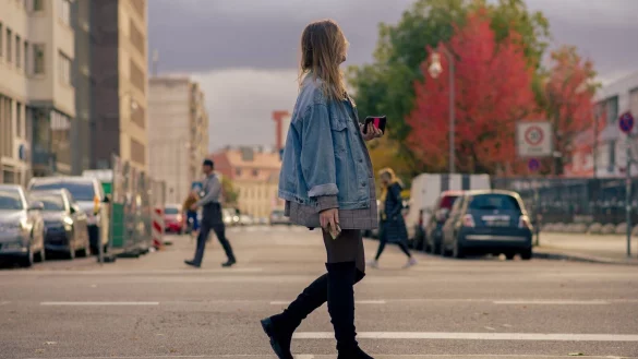 Liegen diese Saison im Trend: Overknee-Stiefel, die gerne auch weit übers Knie hinausgehen dürfen. - © Zacharie Scheurer/dpa-tmn