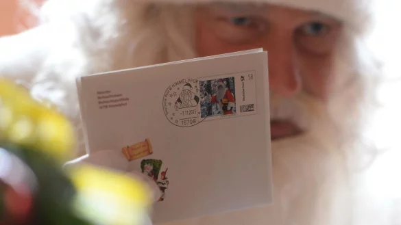 Der Weihnachtsmann hat mehr Wohnsitze als man so denkt. Eine Webseite der Post nennt sie alle. - © Ralf Hirschberger/dpa-Zentralbild/dpa-tmn