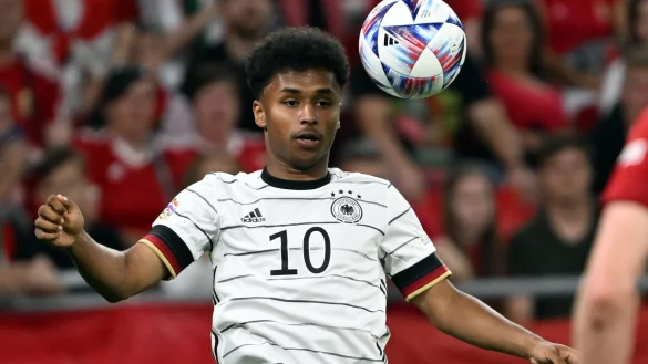 Karim Adeyemi spielt den Ball. - &copy; Federico Gambarini/dpa/Archivbild