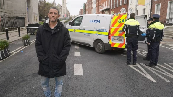 Caio Benicio, ein Deliveroo-Fahrer, schlug mit seinem Helm auf einen Messerangreifer in Dublin ein und verhinderte wom&ouml;glich mehr Opfer. - &copy; Brian Lawless/PA Wire/dpa