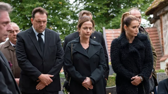 Mario Meurer (Charly H&uuml;bner), Sabine Stenz-Meurer (Claudia Michelsen) und Anna Hell (Anja Kling)in einer Szene der Impro-Comedy &laquo;Das Begr&auml;bnis - Jetzt wird gelebt&raquo;. - &copy; Georges Pauly/ARD Degeto/dpa