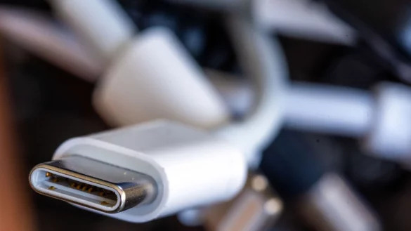 Ein Ladekabel mit USB-C-Stecker liegt neben einem B&uuml;ndel unterschiedlicher Anschlusskabel. - &copy; Jens B&uuml;ttner/dpa