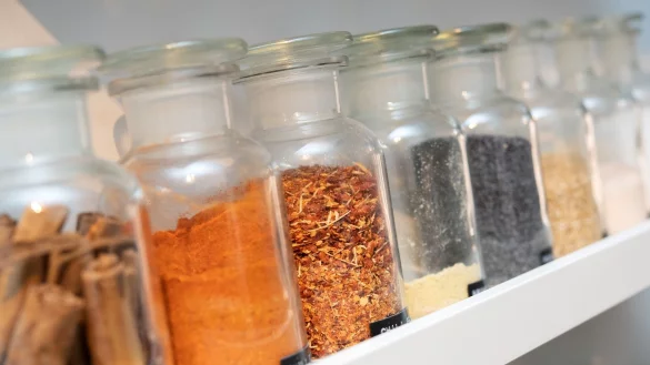 Gew&uuml;rze sind unverzichtbar in der K&uuml;che. Um Klumpenbildung zu vermeiden, sollten die Beh&auml;ltnisse jedoch nicht direkt &uuml;ber den Topf gehalten werden. - &copy; Andrea Warnecke/dpa-tmn