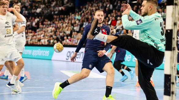 Kiels Torwart Samir Bellahcene (r) zeigte gegen Paris einige starke Paraden. - &copy; Frank Molter/dpa