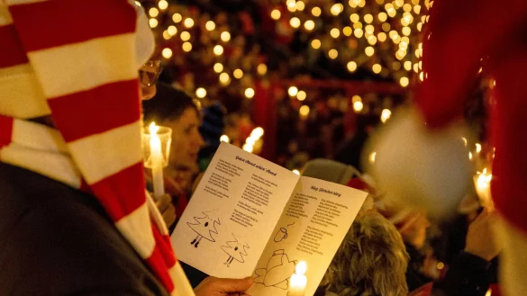 Tausende Menschen nehmen am Weihnachtssingen im Stadion An der Alten F&ouml;rsterei in Berlin teil. - &copy; Christophe Gateau/dpa