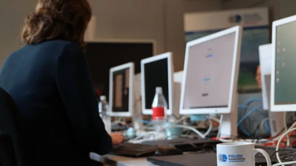 Blick in einen Raum des Landeskriminalamts Nordrhein-Westfalen: Bei einer Aktion gegen sogenanntes Cybergrooming geben sich LKA-Mitarbeiter als Kinder aus und chatten mit Personen über Plattformen und Soziale Netzwerke. - © Oliver Auster/dpa