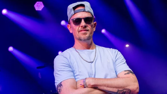 Der Musiker Jan Delay, steht vor einem Interview-Termin auf einer B&uuml;hne. - &copy; Peter Kneffel/dpa