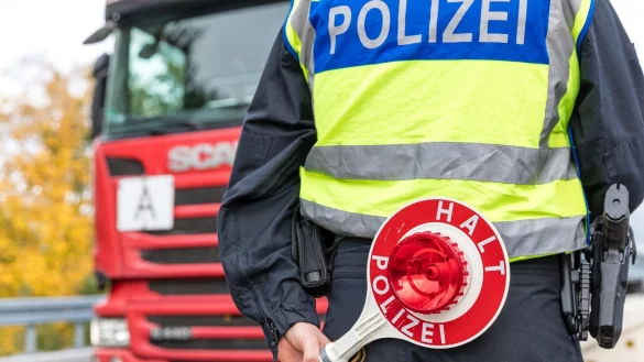 Beamte der Bundespolizei kontrollieren Fahrzeuge an einem Grenz&uuml;bergang zwischen Deutschland und Polen. - &copy; Frank Hammerschmidt/dpa