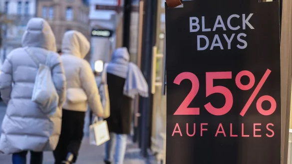 Zum Black Friday an diesem Freitag (24. November) wirbt der Handel teils mit erheblichen Rabatten um die Kundschaft. - © Oliver Berg/dpa